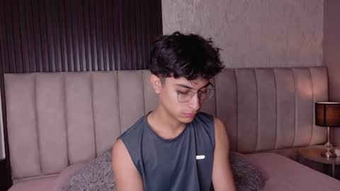 Snapshot of aaron_eze chatting on January 6, 2026, 7:17 pm Aaron Ezequiel online show from January 6, 2026, 7:17 pm