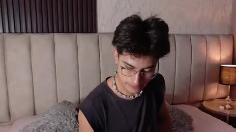 Snapshot of aaron_eze chatting on January 7, 2026, 8:11 pm Aaron Ezequiel online show from January 7, 2026, 8:11 pm