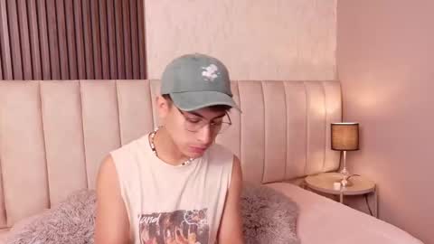 Snapshot of aaron_eze chatting on January 8, 2026, 8:44 pm Aaron Ezequiel online show from January 8, 2026, 8:44 pm