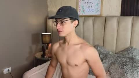 Snapshot of aaron_eze chatting on January 12, 2026, 9:42 pm Aaron Ezequiel online show from January 12, 2026, 9:42 pm