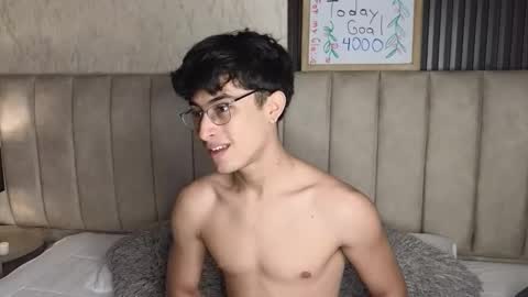 Snapshot of aaron_eze chatting on January 13, 2026, 9:31 pm Aaron Ezequiel online show from January 13, 2026, 9:31 pm