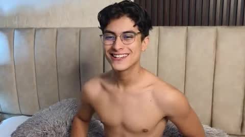 Snapshot of aaron_eze chatting on January 16, 2026, 12:25 am Aaron Ezequiel online show from January 16, 2026, 12:25 am