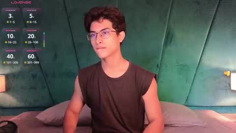 Snapshot of aaron_eze chatting on February 6, 2026, 8:34 pm Aaron Ezequiel online show from February 6, 2026, 8:34 pm