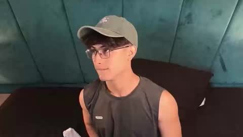 Snapshot of aaron_eze chatting on April 10, 2026, 12:43 pm Aaron Ezequiel online show from April 10, 2026, 12:43 pm