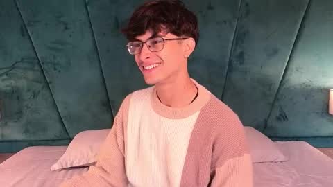 Snapshot of aaron_eze chatting on April 14, 2026, 12:33 pm Aaron Ezequiel online show from April 14, 2026, 12:33 pm