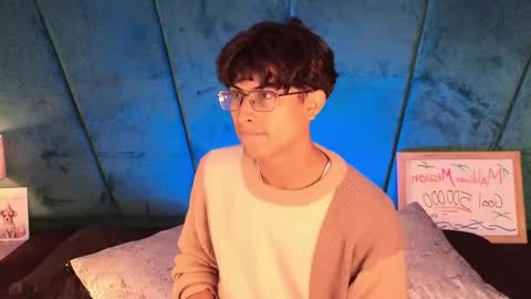 Snapshot of aaron_eze chatting on May 3, 2026, 12:33 pm Aaron Ezequiel online show from May 3, 2026, 12:33 pm