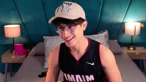 Snapshot of aaron_eze chatting on May 22, 2026, 1:50 pm Aaron Ezequiel online show from May 22, 2026, 1:50 pm