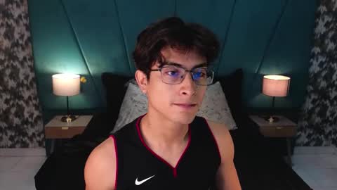 Snapshot of aaron_eze chatting on June 5, 2026, 12:22 pm Aaron Ezequiel online show from June 5, 2026, 12:22 pm