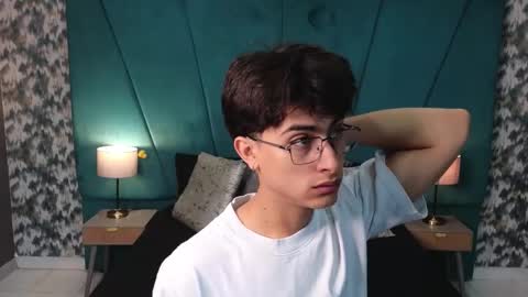 Snapshot of aaron_eze chatting on June 7, 2026, 12:20 pm Aaron Ezequiel online show from June 7, 2026, 12:20 pm