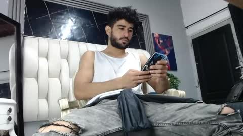 aaron_jones_1 online show from April 19, 2026, 8:11 pm