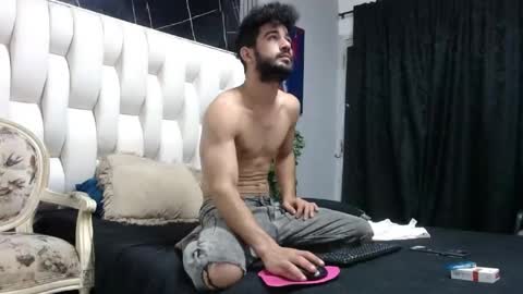 aaron_jones_1 online show from April 26, 2026, 7:55 pm