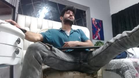 aaron_jones_1 online show from May 14, 2026, 3:35 am