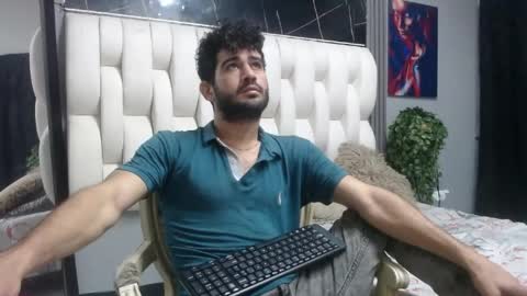 aaron_jones_1 online show from May 15, 2026, 6:31 am