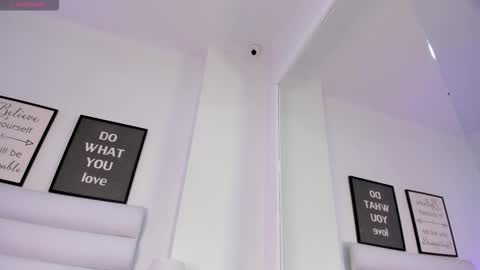 abbey_walker online show from December 20, 2025, 11:17 am