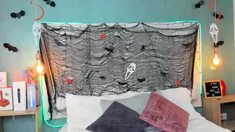 Abby Dixon  online show from October 15, 2025, 1:55 pm