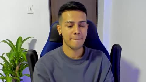 Independence model AbelAsburgo online show from March 7, 2025, 11:49 pm