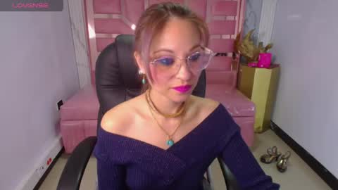 abril_ch_ online show from April 19, 2026, 12:37 pm