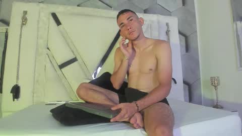 adammendoza34 online show from September 19, 2025, 2:46 am