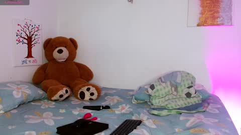 ADAMS Y NIKI online show from February 15, 2025, 8:01 pm