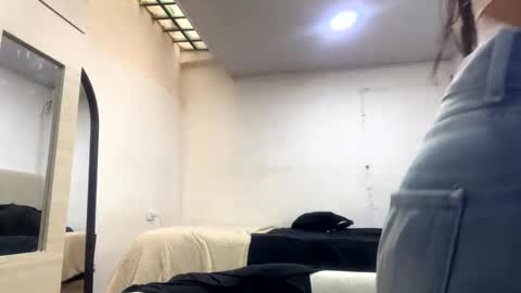 adellein foxx online show from October 3, 2025, 8:17 pm