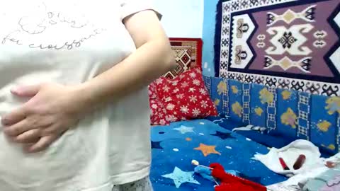 Larisa online show from November 3, 2025, 8:37 am