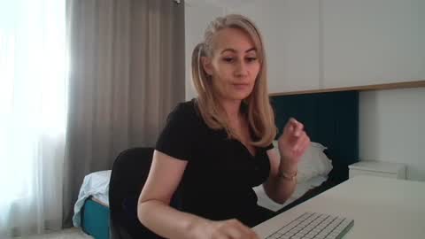 Snapshot of adellynrose chatting on June 14, 2026, 4:31 pm Adellyn online show from June 14, 2026, 4:31 pm