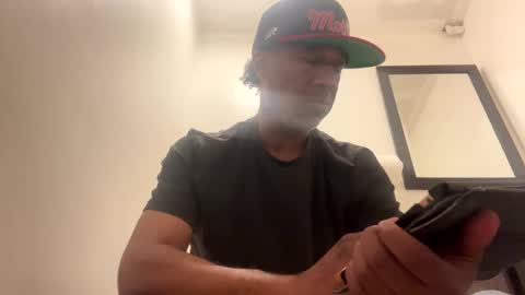 Snapshot of adick_ting chatting on May 4, 2026, 11:06 am adick_ting online show from May 4, 2026, 11:06 am
