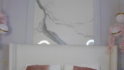 adoracortes online show from September 19, 2025, 5:09 am