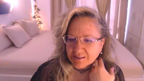 Cryna online show from November 1, 2025, 11:01 am