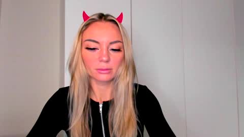 Adriana online show from December 8, 2024, 6:22 am