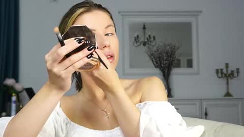 Aelia online show from September 26, 2025, 3:32 am