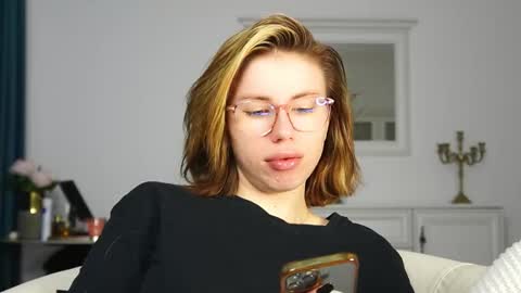 Aelia online show from October 1, 2025, 3:45 am