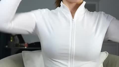 Aelia online show from October 7, 2025, 3:47 am