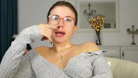 Aelia online show from October 9, 2025, 4:21 am