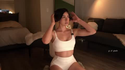 Snapshot of afrodita__25 chatting on June 9, 2026, 10:21 pm Emma online show from June 9, 2026, 10:21 pm