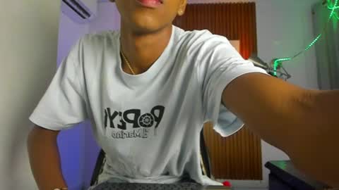 Snapshot of afrowayuu chatting on June 23, 2026, 10:57 am afrowayuu online show from June 23, 2026, 10:57 am