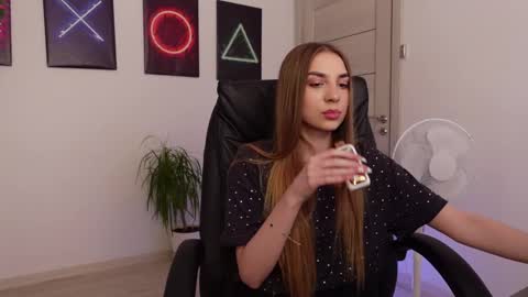 Agelina Lilly Laura online show from February 15, 2025, 12:54 pm