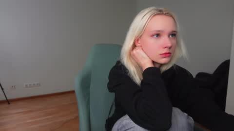 Agelina Lilly Laura online show from April 17, 2026, 5:54 am