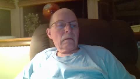 aguynrkfrd online show from April 18, 2026, 8:18 am