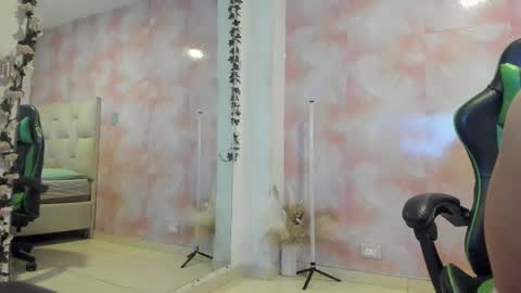 karoline  online show from September 16, 2025, 7:37 pm