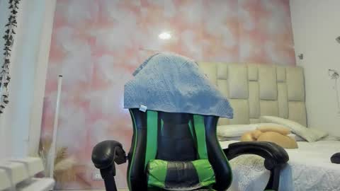 karoline  online show from November 23, 2025, 5:35 pm