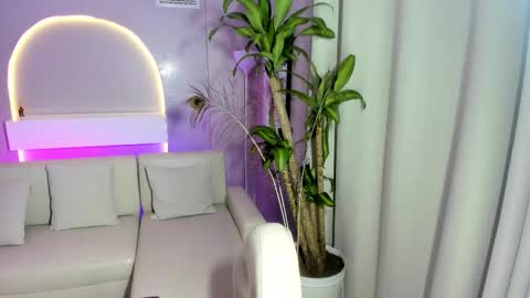 Snapshot of ailee_naughty chatting on December 14, 2025, 2:17 am online show from December 14, 2025, 2:17 am