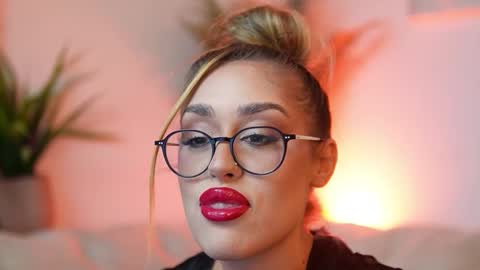  Aileen  online show from October 20, 2025, 6:52 pm