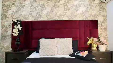 Aisha  online show from December 4, 2025, 1:53 pm