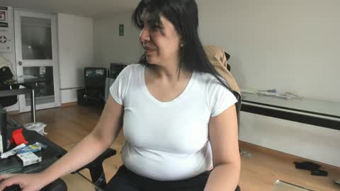 Snapshot of aisha_latina chatting on June 1, 2026, 2:19 pm Katie online show from June 1, 2026, 2:19 pm