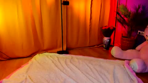 Lora online show from February 27, 2025, 8:39 am