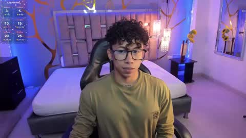 akazaboy online show from February 28, 2025, 5:04 am