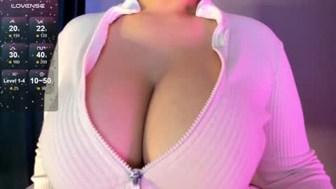 Snapshot of akura_01 chatting on October 13, 2025, 5:40 am Akura is here 3 online show from October 13, 2025, 5:40 am