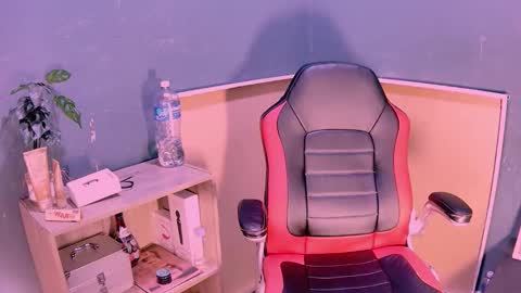 alanadelray online show from February 25, 2025, 9:31 am