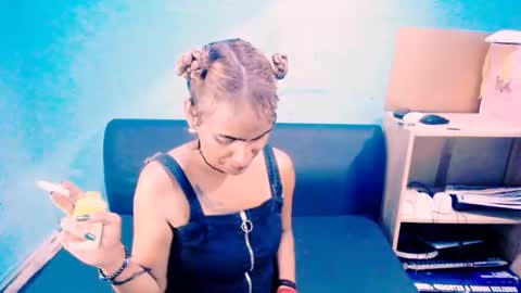 alanadelray online show from February 28, 2025, 8:09 am